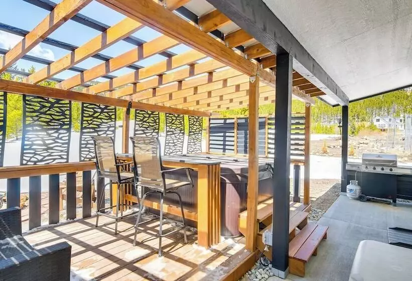 Romantic Mountain Retreat W/ Scenic Views!