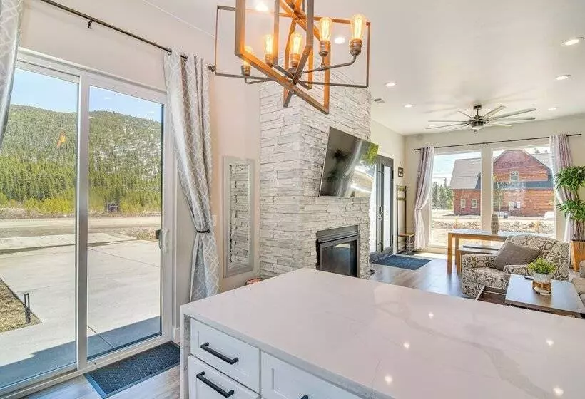 Romantic Mountain Retreat W/ Scenic Views!