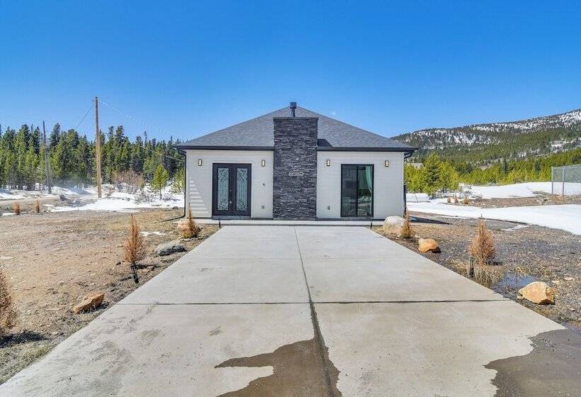 Romantic Mountain Retreat W/ Scenic Views!