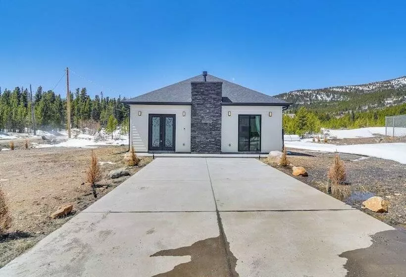 Romantic Mountain Retreat W/ Scenic Views!