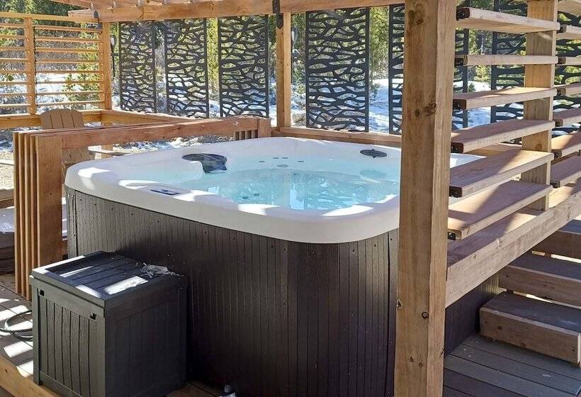 Romantic Mountain Retreat W/ Scenic Views!