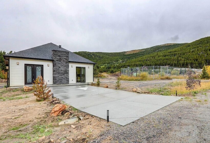 Romantic Mountain Retreat W/ Scenic Views!