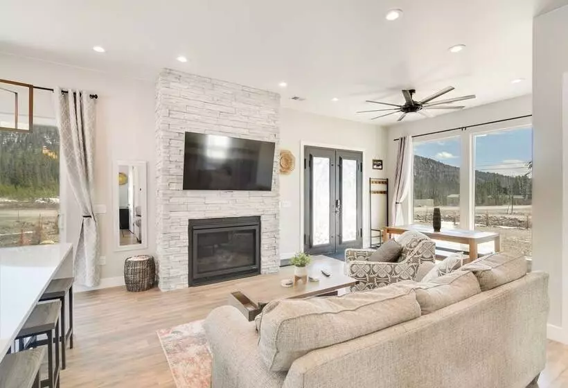 Romantic Mountain Retreat W/ Scenic Views!