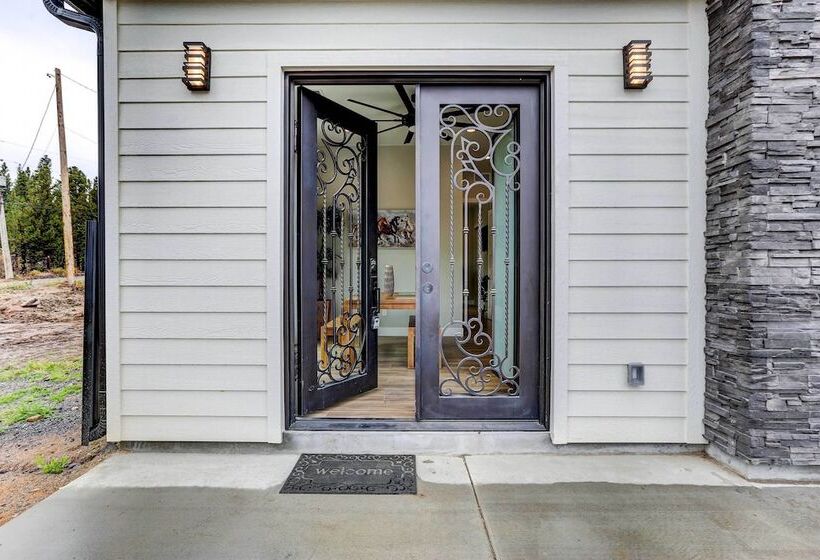 Romantic Mountain Retreat W/ Scenic Views!