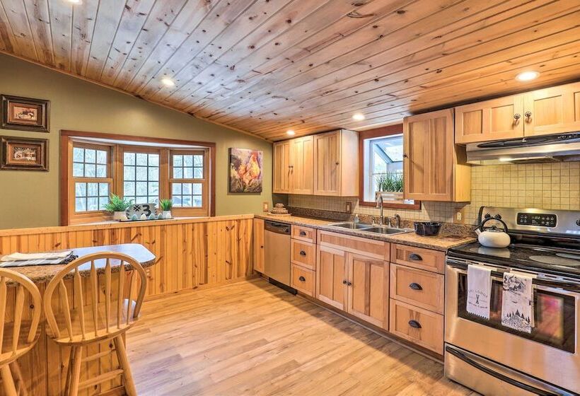 Mars Hill Ski Resort Cabin: 20 Miles To Asheville!