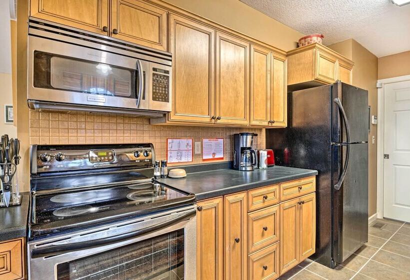 Serene Bloomington Home: Deck & Forest Views