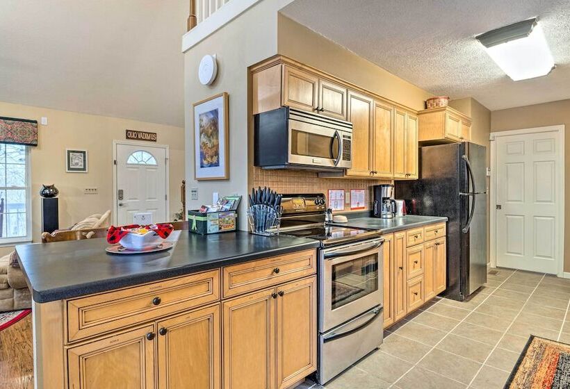 Serene Bloomington Home: Deck & Forest Views