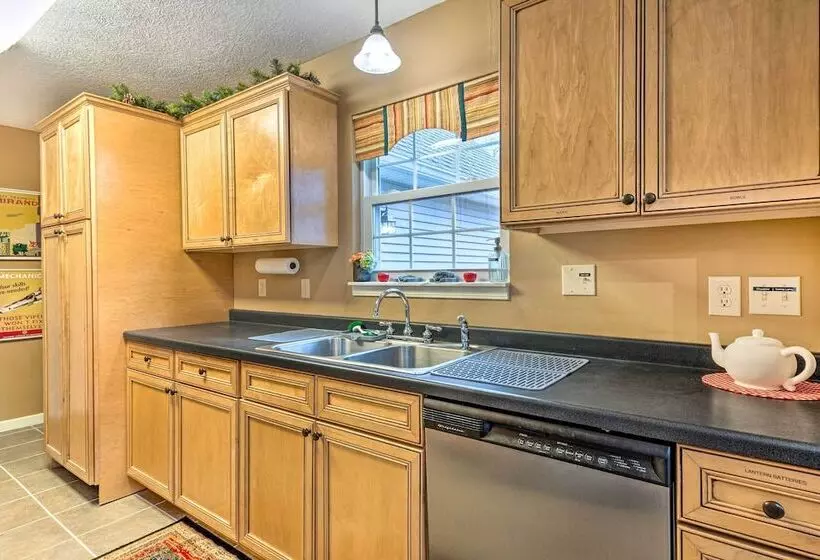 Serene Bloomington Home: Deck & Forest Views