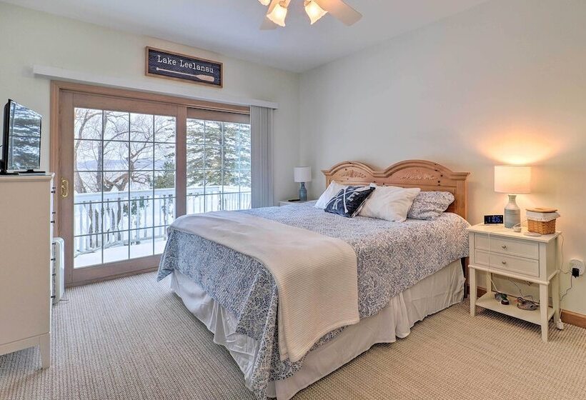 Spacious Lake Leelanau Cottage W/ Fire Pit!