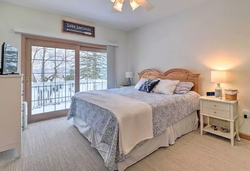 Spacious Lake Leelanau Cottage W/ Fire Pit!