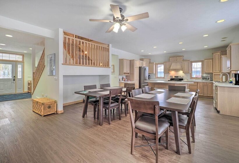 Spacious Lake Leelanau Cottage W/ Fire Pit!