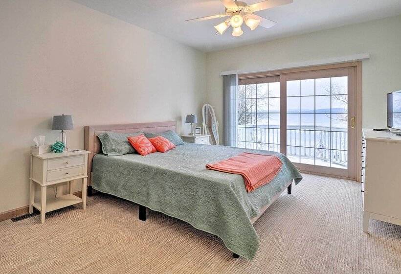 Spacious Lake Leelanau Cottage W/ Fire Pit!