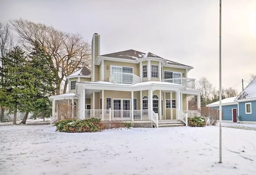 Spacious Lake Leelanau Cottage W/ Fire Pit!