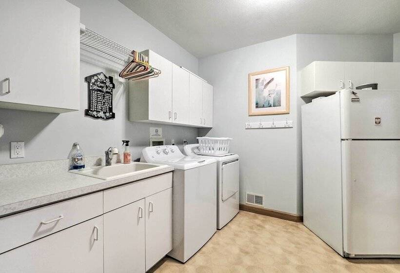 Spacious Lake Leelanau Cottage W/ Fire Pit!