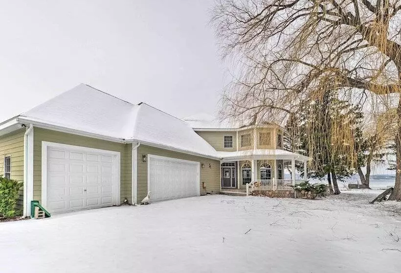Spacious Lake Leelanau Cottage W/ Fire Pit!