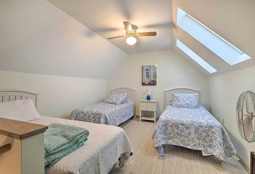 Spacious Lake Leelanau Cottage W/ Fire Pit!