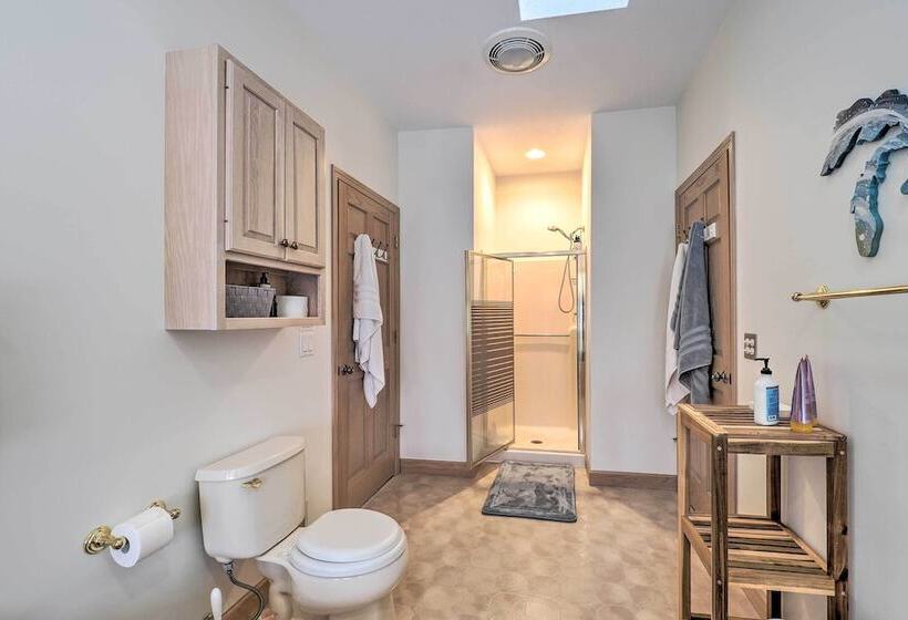 Spacious Lake Leelanau Cottage W/ Fire Pit!