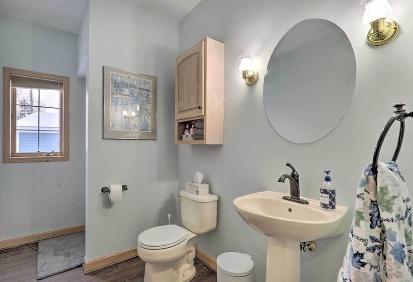 Spacious Lake Leelanau Cottage W/ Fire Pit!