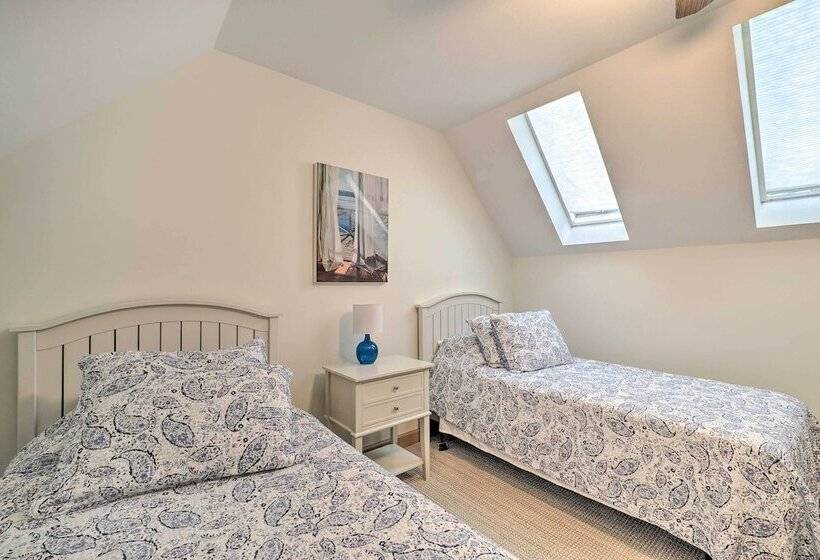 Spacious Lake Leelanau Cottage W/ Fire Pit!