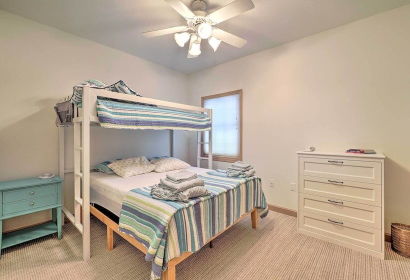 Spacious Lake Leelanau Cottage W/ Fire Pit!