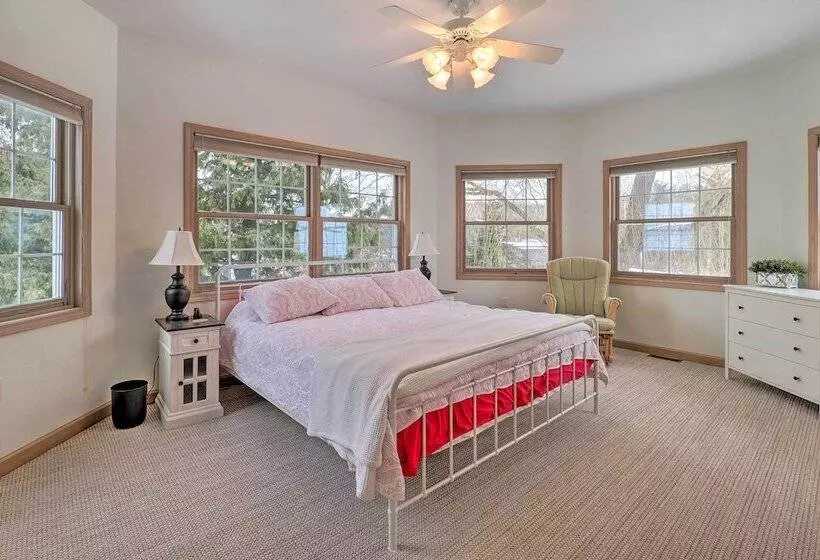 Spacious Lake Leelanau Cottage W/ Fire Pit!