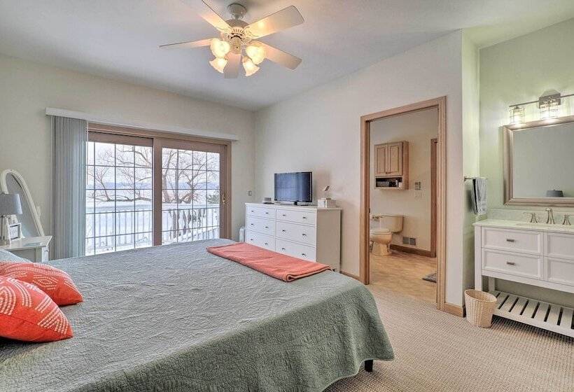 Spacious Lake Leelanau Cottage W/ Fire Pit!