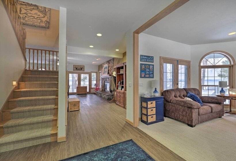 Spacious Lake Leelanau Cottage W/ Fire Pit!