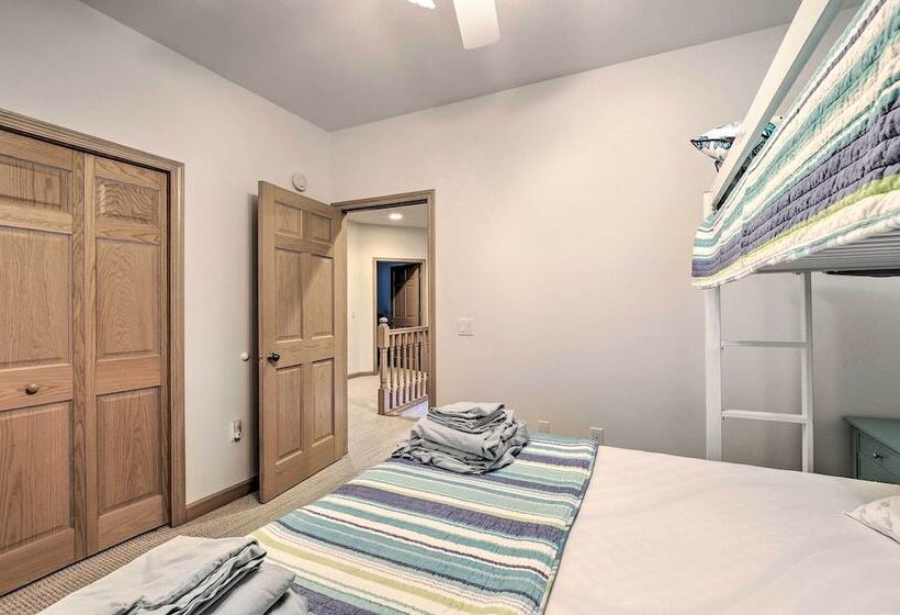 Spacious Lake Leelanau Cottage W/ Fire Pit!