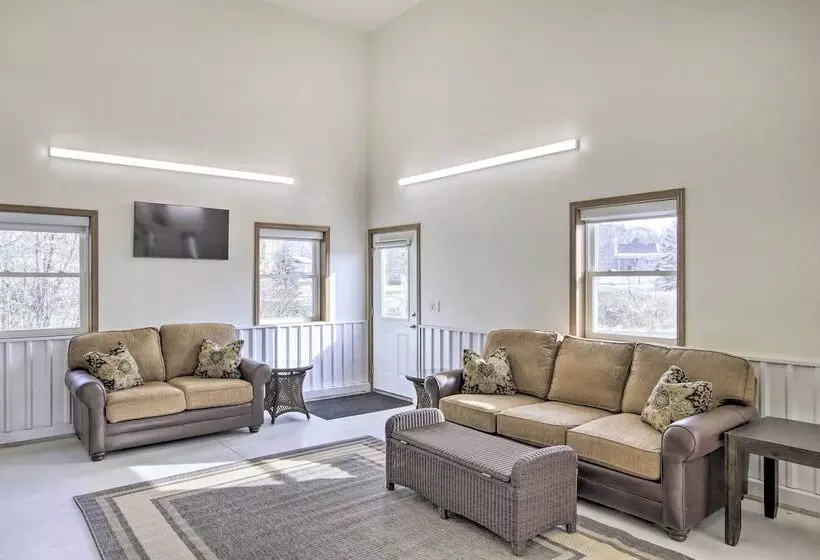 Spacious Recently Built Home < 1 Mi To Lake!