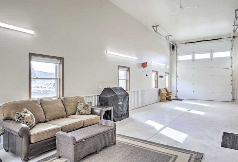 Spacious Recently Built Home < 1 Mi To Lake!