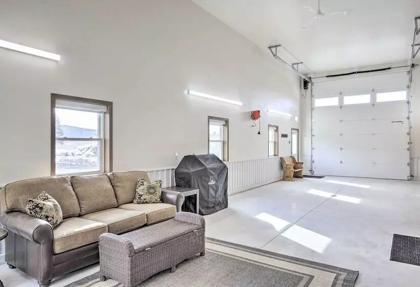 Spacious Recently Built Home < 1 Mi To Lake!