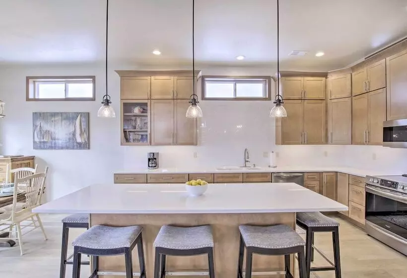 Spacious Recently Built Home < 1 Mi To Lake!