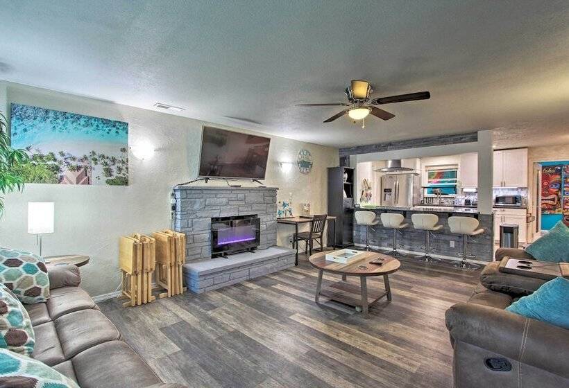 Hot Tub & Theater Room: Tropical Springfield Home