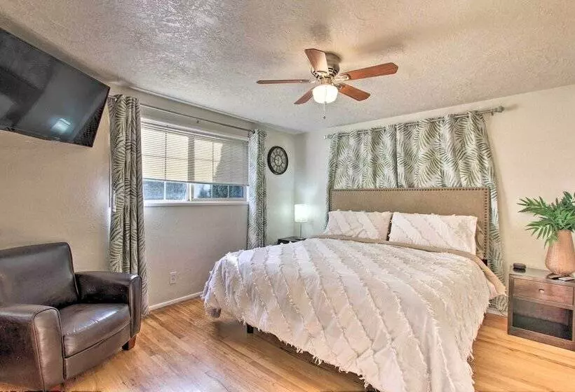 Hot Tub & Theater Room: Tropical Springfield Home