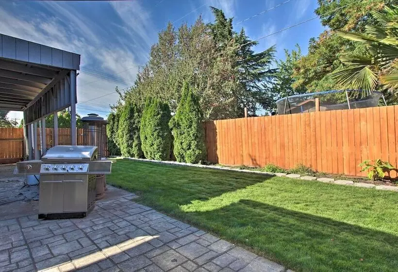 Hot Tub & Theater Room: Tropical Springfield Home