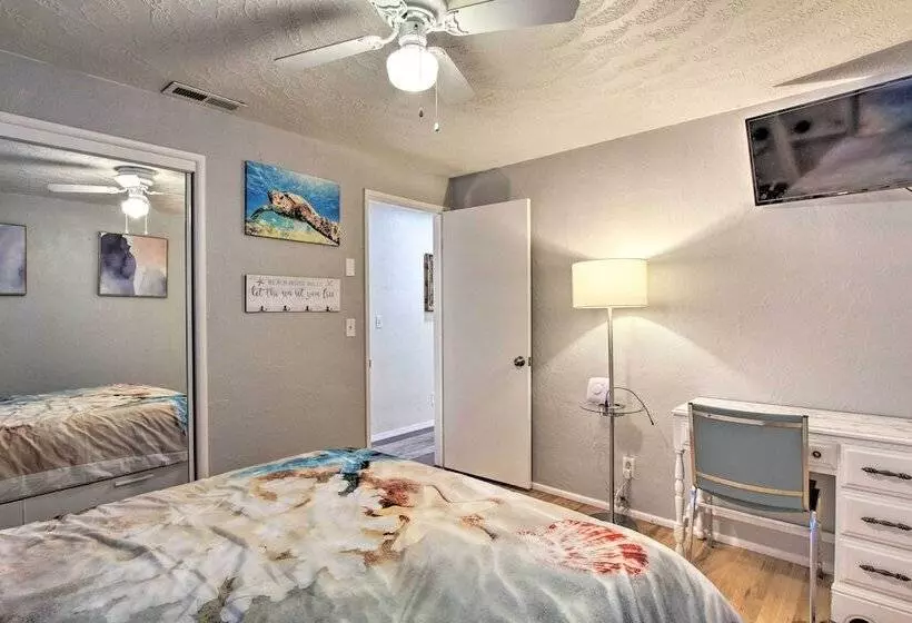 Hot Tub & Theater Room: Tropical Springfield Home