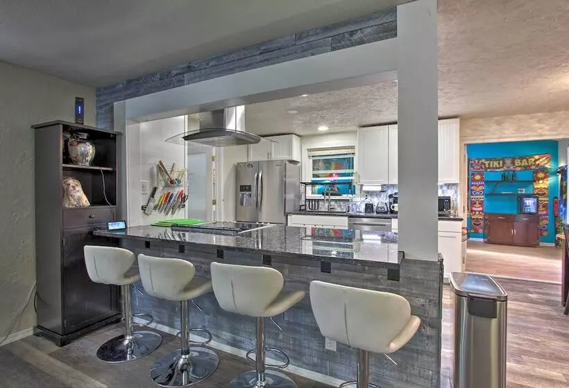 Hot Tub & Theater Room: Tropical Springfield Home