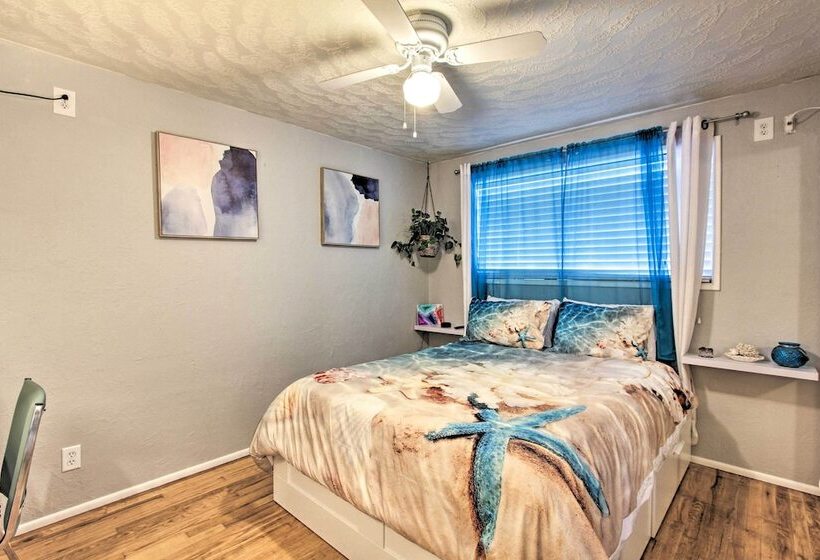 Hot Tub & Theater Room: Tropical Springfield Home