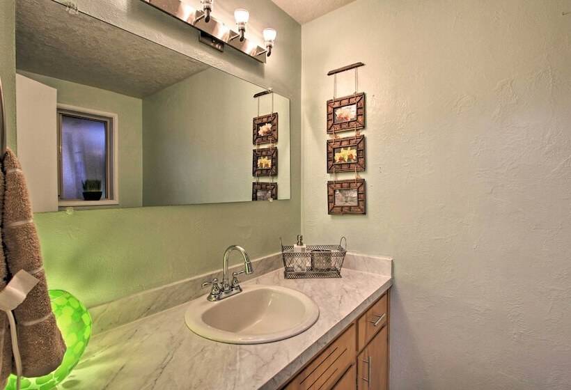 Hot Tub & Theater Room: Tropical Springfield Home