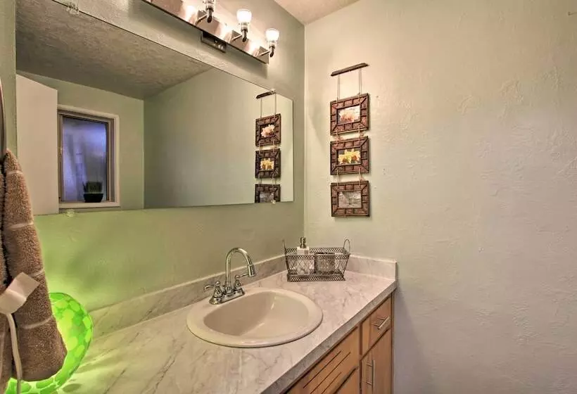 Hot Tub & Theater Room: Tropical Springfield Home