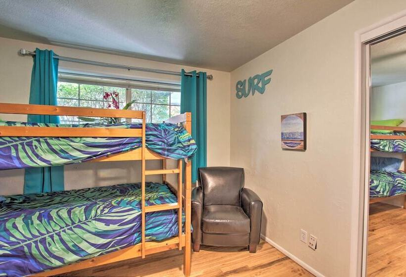 Hot Tub & Theater Room: Tropical Springfield Home