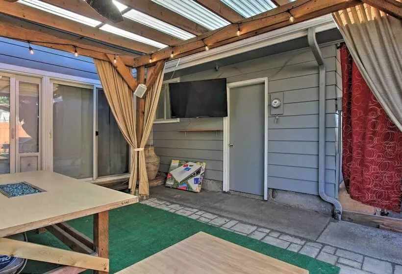 Hot Tub & Theater Room: Tropical Springfield Home