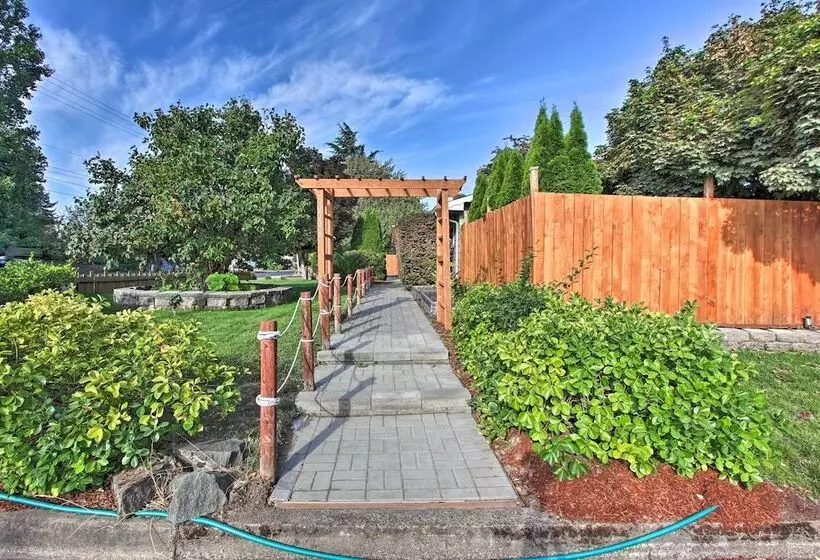 Hot Tub & Theater Room: Tropical Springfield Home