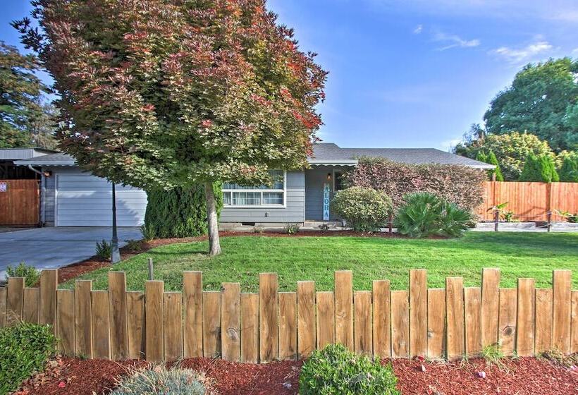 Hot Tub & Theater Room: Tropical Springfield Home