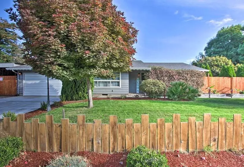Hot Tub & Theater Room: Tropical Springfield Home