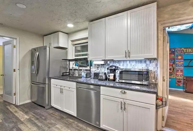 Hot Tub & Theater Room: Tropical Springfield Home