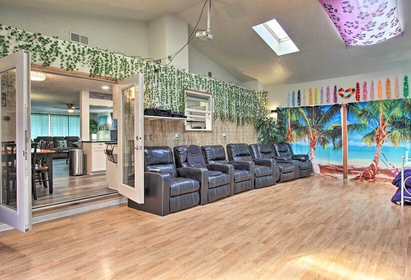 Hot Tub & Theater Room: Tropical Springfield Home