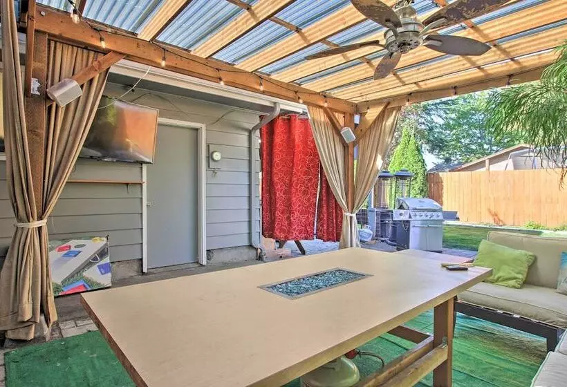 Hot Tub & Theater Room: Tropical Springfield Home