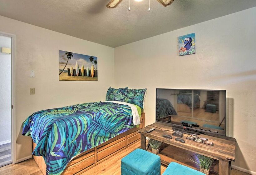 Hot Tub & Theater Room: Tropical Springfield Home