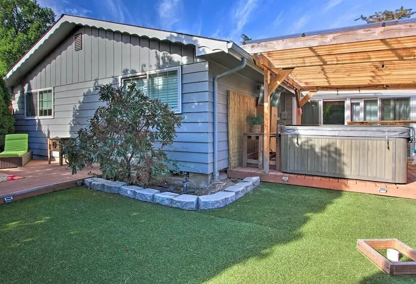 Hot Tub & Theater Room: Tropical Springfield Home